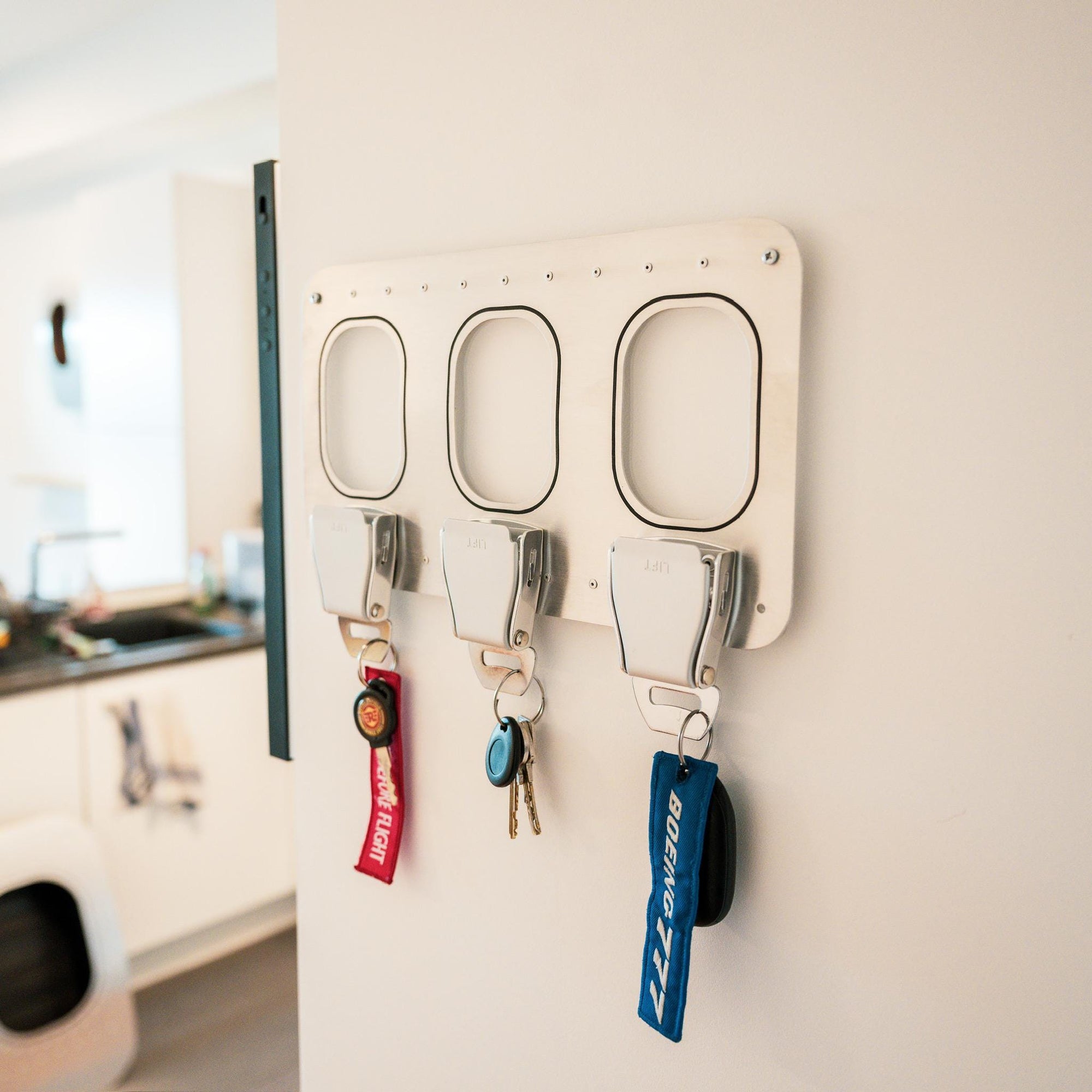 Aviation Schlüsselbrett aus Aluminium mit Seatbelt Schlüsselhaltern – Luftfahrt Schlüsselleiste in der Wandansicht