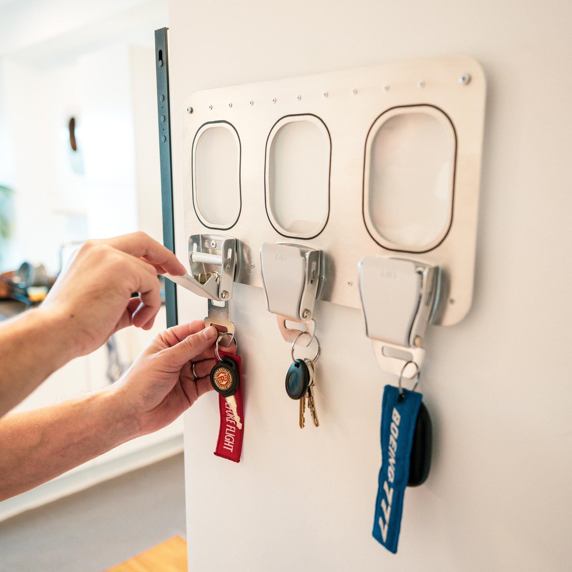 Aviation Schlüsselleiste aus Aluminium mit Seatbelt Schlüsselhaltern – Öffnung eines Gurtschnallen-Schlüsselhakens an der Wand