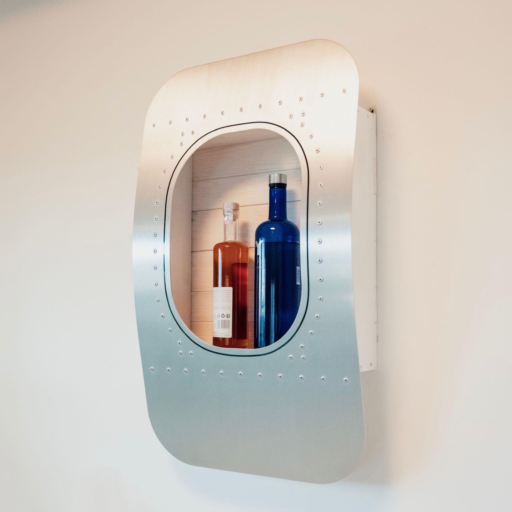  Wandbar im Flugzeugfenster-Design aus Aluminium &amp; Holz im White Beach Design für Getraenke