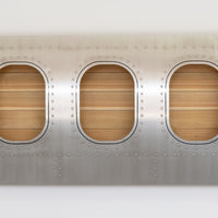 Aircraftwindows Wandbar mit vier Fenstern in Tannenholz von vorne fotografiert
