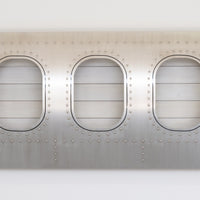 Aircraftwindows Wandbar mit vier Fenstern in weiß von vorne fotografiert